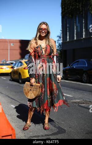 Blogger nina suess ponendo al di fuori del ritratto di auto pista mostra durante la settimana della moda di new york - settembre 9, 2017 - foto: pista manhattan/valentina ranieri ***per solo uso editoriale*** | verwendung weltweit Foto Stock