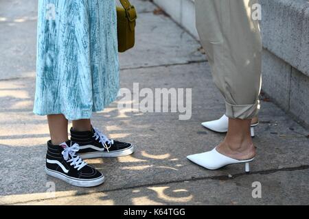 La città di new york, Stati Uniti d'America. 08 Sep, 2017. i blogger caroline daur e danielle bernstein in posa sulla strada durante la settimana della moda di new york - settembre 8, 2017 - foto: pista manhattan/valentina ranieri ***per solo uso editoriale*** | verwendung weltweit/dpa/alamy live news Foto Stock