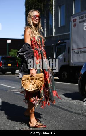 La città di new york, Stati Uniti d'America. 09Sep, 2017. blogger nina suess ponendo al di fuori del ritratto di auto pista mostra durante la settimana della moda di new york - settembre 9, 2017 - foto: pista manhattan/valentina ranieri ***per solo uso editoriale*** | verwendung weltweit/dpa/alamy live news Foto Stock