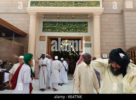 Medina, Arabia Saudita. 11 Settembre 2017. I pellegrini musulmani visitano la tomba del profeta Maometto ad al-Masjid al-Nabawi (la Moschea del Profeta) dopo il loro dovere di pellegrinaggio nella città Santa di Medina, Arabia Saudita 11 settembre 2017 Credit: Mohammed Hassan/APA Images/ZUMA Wire/Alamy Live News Foto Stock