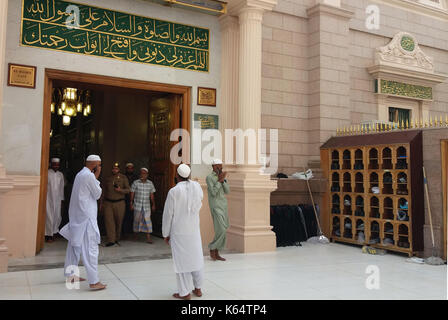 Medina, Arabia Saudita. 11 Settembre 2017. I pellegrini musulmani visitano la tomba del profeta Maometto ad al-Masjid al-Nabawi (la Moschea del Profeta) dopo il loro dovere di pellegrinaggio nella città Santa di Medina, Arabia Saudita 11 settembre 2017 Credit: Mohammed Hassan/APA Images/ZUMA Wire/Alamy Live News Foto Stock