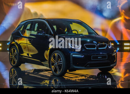 Francoforte, Germania. Xii Sep, 2017. Francoforte, Germania. Xii Sep, 2017. Il produttore di automobili bmw presenta il nuovo veicolo elettrico bmw i3 in frankfurt am main, Germania, 12 settembre 2017. da 14-24 settembre i produttori presentano le loro innovazioni al più grande del mondo di motor show. Credito: dpa picture alliance/alamy live news credito: dpa picture alliance/alamy live news Foto Stock