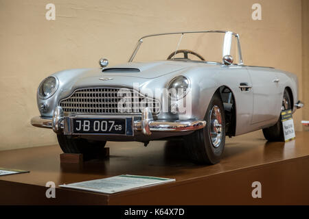 Toy modello funzionante del james bond aston martin DB5 come usato dal principe Charles come un bambino nel museo a Sandringham, Norfolk, Inghilterra, Regno Unito Foto Stock