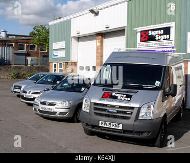 Auto aziendali al di fuori di locali commerciali a Southampton, Hampshire Foto Stock