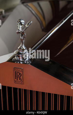 Rolls Royce logo e spirito di estasi badge su un fantoccio 5 dal 1961 nel Museo a Sandringham, Norfolk, Inghilterra, Regno Unito Foto Stock