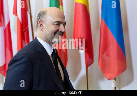 Bruxelles, Belgio, su 2015/02/21: Pierre Moscovici, il Commissario europeo per gli affari economici e finanziari, la fiscalità e le dogane, frequentando un Eurogr Foto Stock