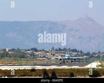 TUI airlines, il numero di volo G-OOBN decollare in Ioannis Kaposistrias aeroporto Corfu, Grecia Foto Stock