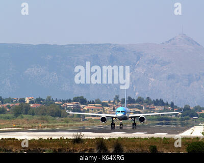 TUI airlines, il numero di volo G-OOBN decollare in Ioannis Kaposistrias aeroporto Corfu, Grecia Foto Stock