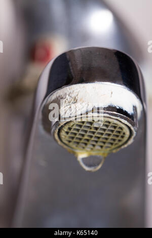 Il vecchio perde il rubinetto con pietra e sedimenti di calcio a causa di acqua dura. Foto Stock