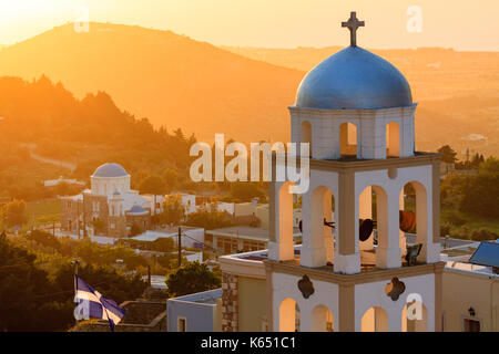 Vista al tramonto con il campanile della chiesa dal villaggio di asfendiou nell isola di Kos grecia Foto Stock