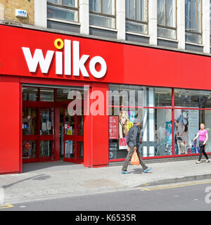 East Ham shopping High Street & Pavement Wilko segno negozio & vetrina anteriore del negozio ri-branded da Wilkinson hardware Stores Newham East London Inghilterra Regno Unito Foto Stock