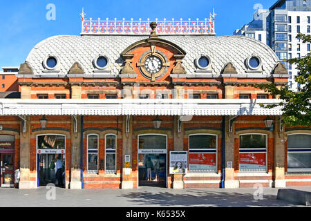 Slough città stazione ferroviaria e ingresso mostra la insolita smerlata vittoriano tegole del tetto e decorativi di elementi in ferro battuto attorno alla sommità dell'edificio Foto Stock