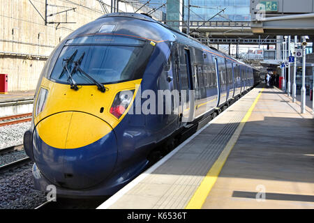 Southeastern alta velocità ferroviaria Javelin a Stratford piattaforma internazionale che serve 2012 Olympic Park & Westfield Stratford City Shopping Centre Regno Unito Foto Stock