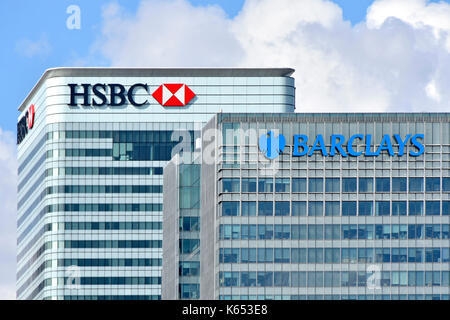 Sul tetto del quartier generale della banca Canary Wharf, blocchi di uffici dal design ripetitivo e noioso, moderni e alti edifici HSBC BARCLAYS Banks Londra Inghilterra Regno Unito Foto Stock