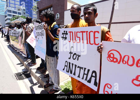 Colombo, Sri lanka. Undicesimo Sep, 2017. dello Sri Lanka gli studenti universitari in scena un segno di protesta al di fuori dell'Alta Commissione Indiana per lo Sri Lanka chiedono la demolizione di idoneità nazionale e test di ingresso (neet). Credito: pacific press/alamy live news Foto Stock