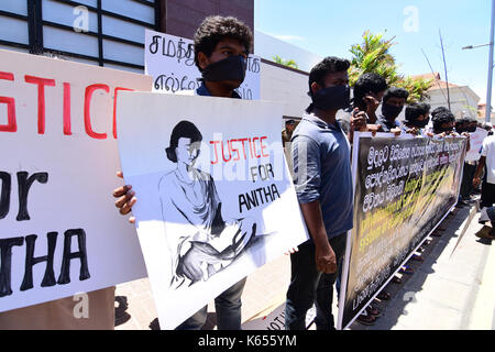 Colombo, Sri lanka. Undicesimo Sep, 2017. dello Sri Lanka gli studenti universitari in scena un segno di protesta al di fuori dell'Alta Commissione Indiana per lo Sri Lanka chiedono la demolizione di idoneità nazionale e test di ingresso (neet). Credito: pacific press/alamy live news Foto Stock