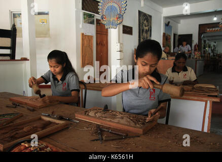 Sri lanka - Gennaio 3, 2017: giovani donne di intaglio del legno in un locale mobili fabbrica - store. Foto Stock