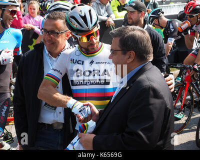 Montreal, Canada. 10/09/2017 Peter sagan del team bora argon 18 bene le mani con denis coderre il sindaco di Montreal alla linea di partenza della grand p Foto Stock