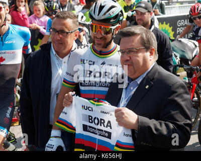 Montreal, Canada. 10/09/2017 Peter sagan dà un team bora jersey a denis coderre il sindaco di Montreal presso la linea di partenza del grand prix cycliste Foto Stock