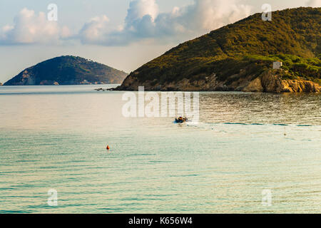 Emozionante panorama di azzurro e limpido mare di Isola d'elba sotto il sole della Toscana in Italia Foto Stock