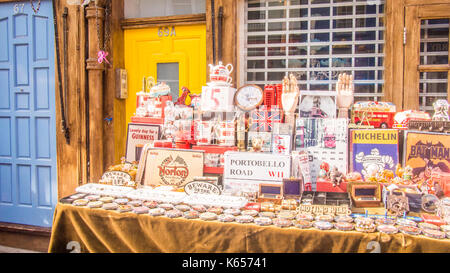 Curiosità/negozio di souvenir in vendita presso Portabello Road, Notting Hill, Londra. Foto Stock