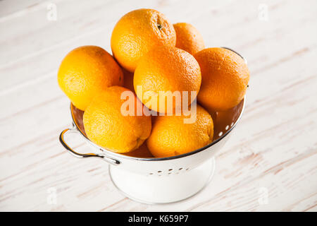 Arance fresche in uno scolapasta Foto Stock