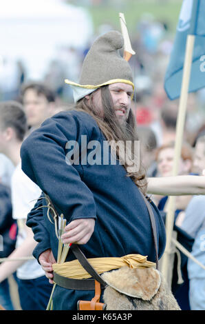 Mosca,russia-agosto 28,2016: maschio arciere medievale in costume di antica truppa mira con la freccia e la curva a un bersaglio Foto Stock