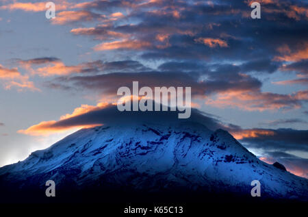 Vulcano tungurahua, ecuador, tramonto, attivi Stratovulcano 5,023 m si trova nella cordigliera centrale delle Ande, nuvole Foto Stock