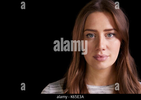 Testa e spalle Studio shot di donna con espressione neutrale Foto Stock