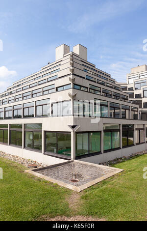 Uno degli studenti blocco residenziale, progettato da denys lasdun, uno dei molti sul campus dell'Università di East Anglia, Norwich, Regno Unito. Foto Stock