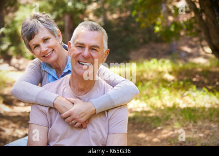 Ritratto di amorevole Coppia Matura in campagna insieme Foto Stock