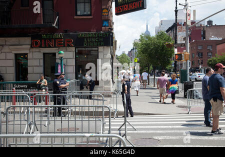 I poliziotti in preparazione per New York Gay Pride 2017 nel Greenwich Village di New York - USA Foto Stock