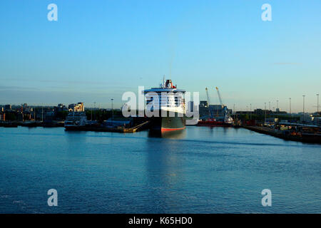 Qm2 southampton docks berth 46 / 47 Foto Stock