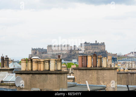 Vista sul castello di Edimburgo sui tetti Foto Stock