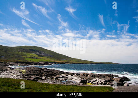 Paesaggio di colpo la linea costiera a Cromwell punto,Valentia Island, Ring of Kerry, Irlanda su un luminoso giorno contro un cielo blu con nuvole cirrus
