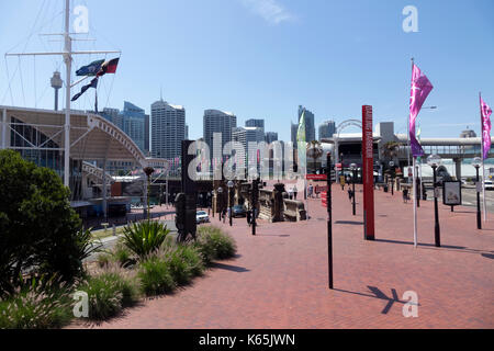 Sydney Australia dello skyline della città a Darling Harbour e bandiere sul ponte Pyrmont Ingresso alla Australian National Maritime Museum Foto Stock