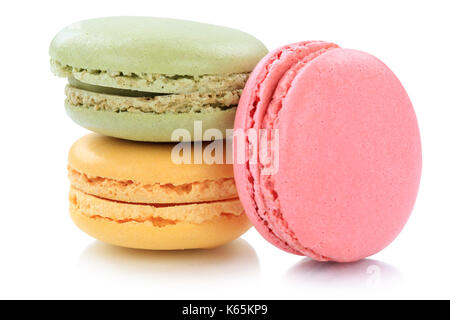 Macarons amaretti cookies dessert dalla Francia isolato su uno sfondo bianco Foto Stock