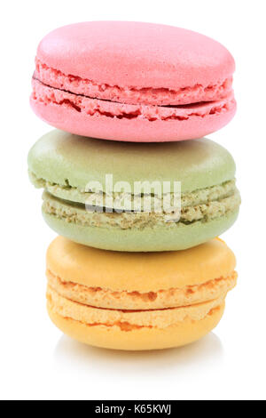 Macarons amaretti cookies colorati pila dalla Francia isolato su uno sfondo bianco Foto Stock