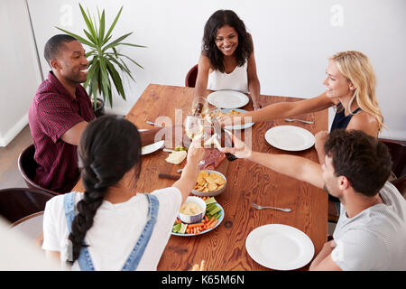 Vista aerea di amici di gustare la cena parte a casa insieme Foto Stock