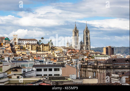 Torri gemelle della Basilica del Voto Nacional (Basilica del Voto Nazionale), un iconico punto di riferimento collina sulla skyline di Quito, capitale dell'Ecuador, Sud America Foto Stock