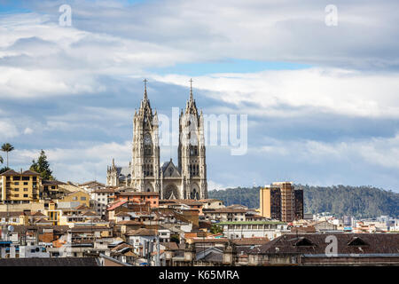 Torri gemelle della Basilica del Voto Nacional (Basilica del Voto Nazionale), un iconico punto di riferimento collina sulla skyline di Quito, capitale dell'Ecuador, Sud America Foto Stock