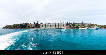 Sveti Andrija isola, anche Isola Rossa vicino a Rovigno, Croazia, popolare località turistica nel mare Adriatico Foto Stock