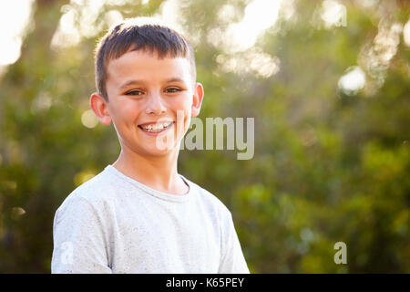 Ritratto di un sorridente ragazzo bianco cercando di fotocamera Foto Stock
