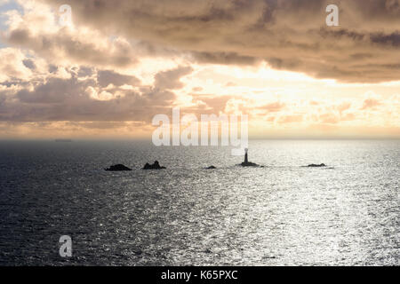 Faro di Longship, faro di Longships, Vista da Land's End, Cornovaglia, Inghilterra, Gran Bretagna Foto Stock