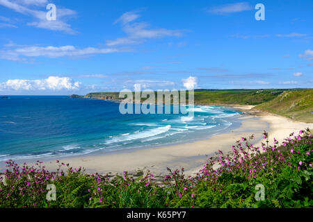Ampia spiaggia di sabbia con onde, Sennen Cove, sennen, Cornwall, Inghilterra, Gran Bretagna Foto Stock