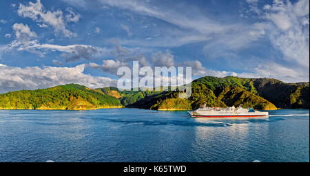 Interislander lo stretto di Cook in traghetto il Queen Charlotte Sound, Marlborough Sounds, Picton, Isola del Sud, Nuova Zelanda Foto Stock