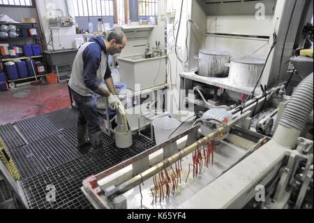 Laboratorio artigianale per la placcatura di bigiotteria (Milano, Italia) Foto Stock