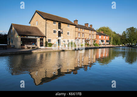 Canal museum sul Grand Union Canal at Stoke Bruerne in serata la luce del sole. Stoke Bruerne, Northamptonshire. Inghilterra Foto Stock