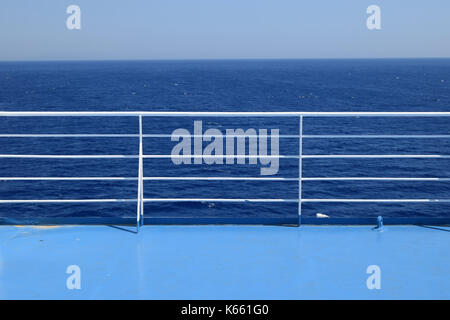 Ringhiere su ferry boat cruise ship deck. il blu del mare e del cielo estate sfondo di viaggio. Foto Stock