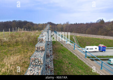 Ponte della fauna selvatica / animali cavalcavia / wildlife crossing / ecoduct oltre il collegamento autostradale tra habitat animali e di evitare collisioni con veicoli Foto Stock